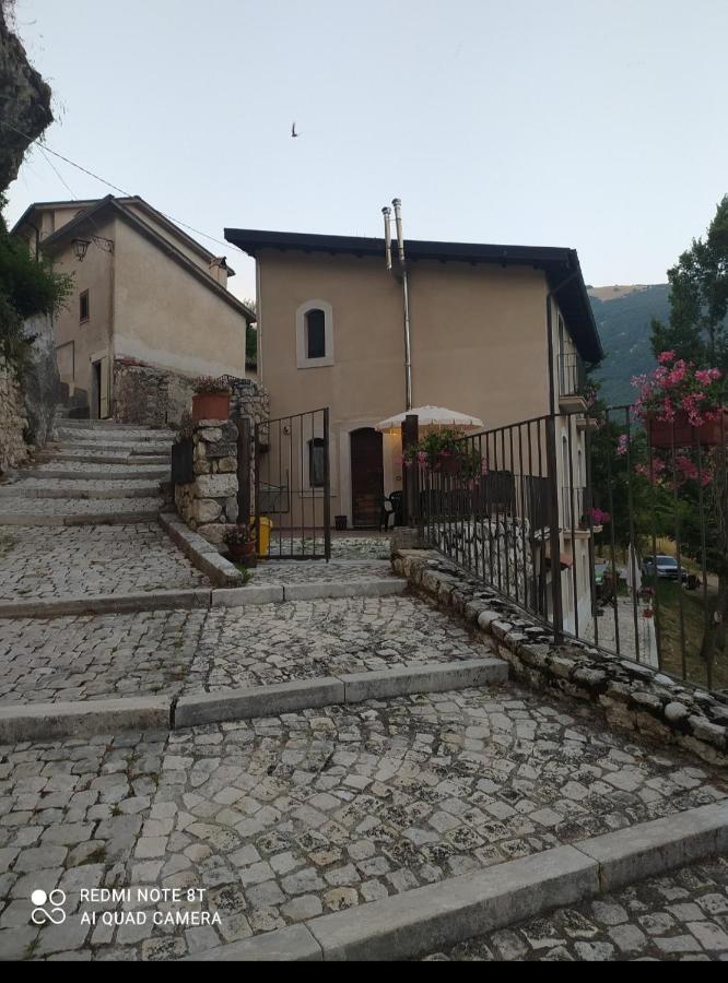 Casa Vacanze Al Castello Villetta Barrea Exterior foto