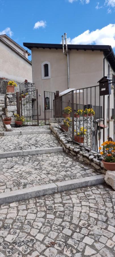Casa Vacanze Al Castello Villetta Barrea Exterior foto